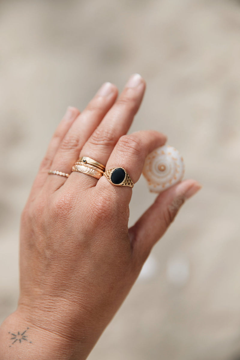 9K Gold Oval Onyx Ring