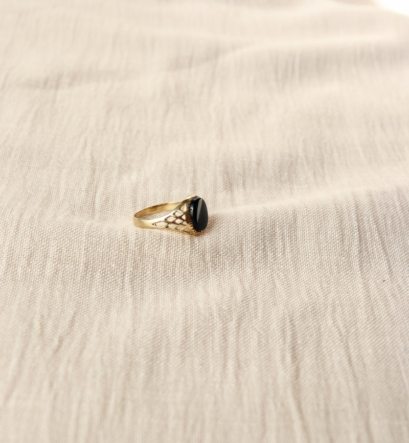 9K Gold Oval Onyx Ring