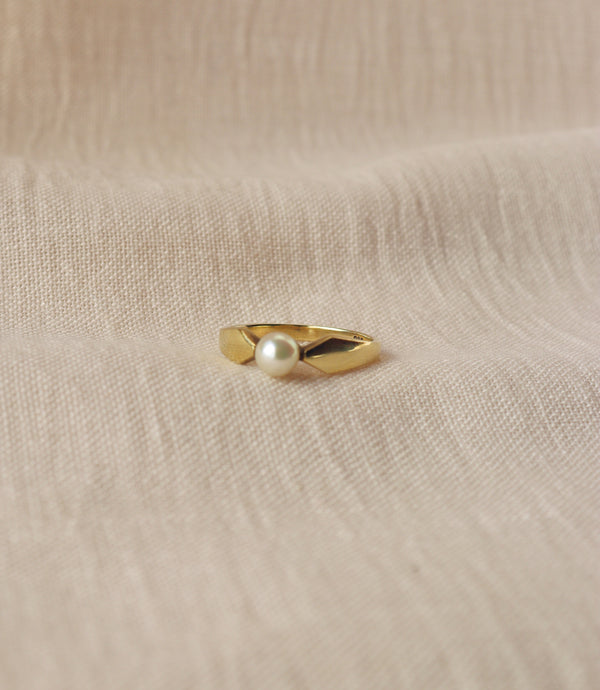 8K Golden Pearl Arc Ring