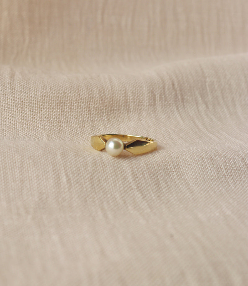 8K Golden Pearl Arc Ring