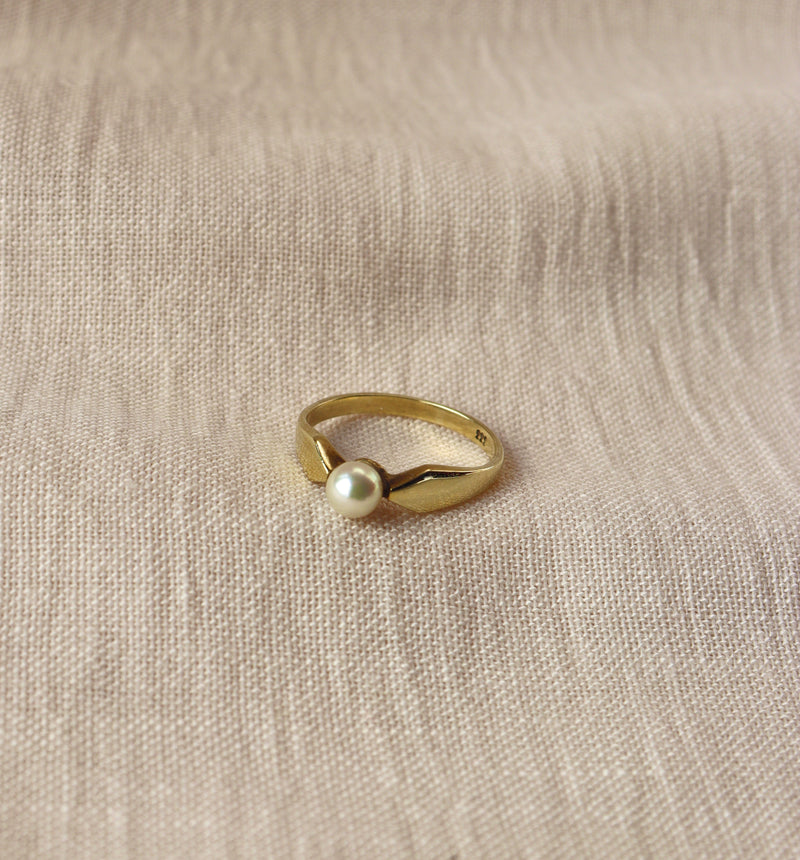 8K Golden Pearl Arc Ring
