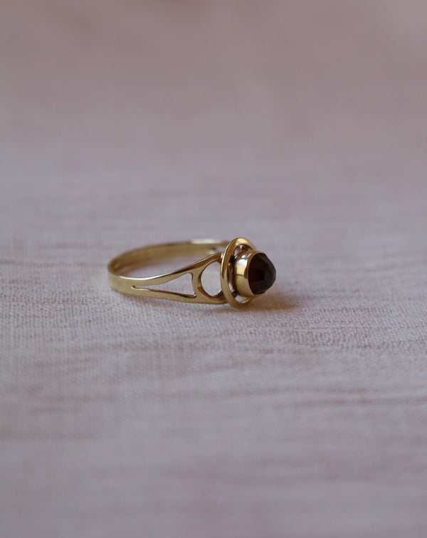 14K yellow gold round garnet ring