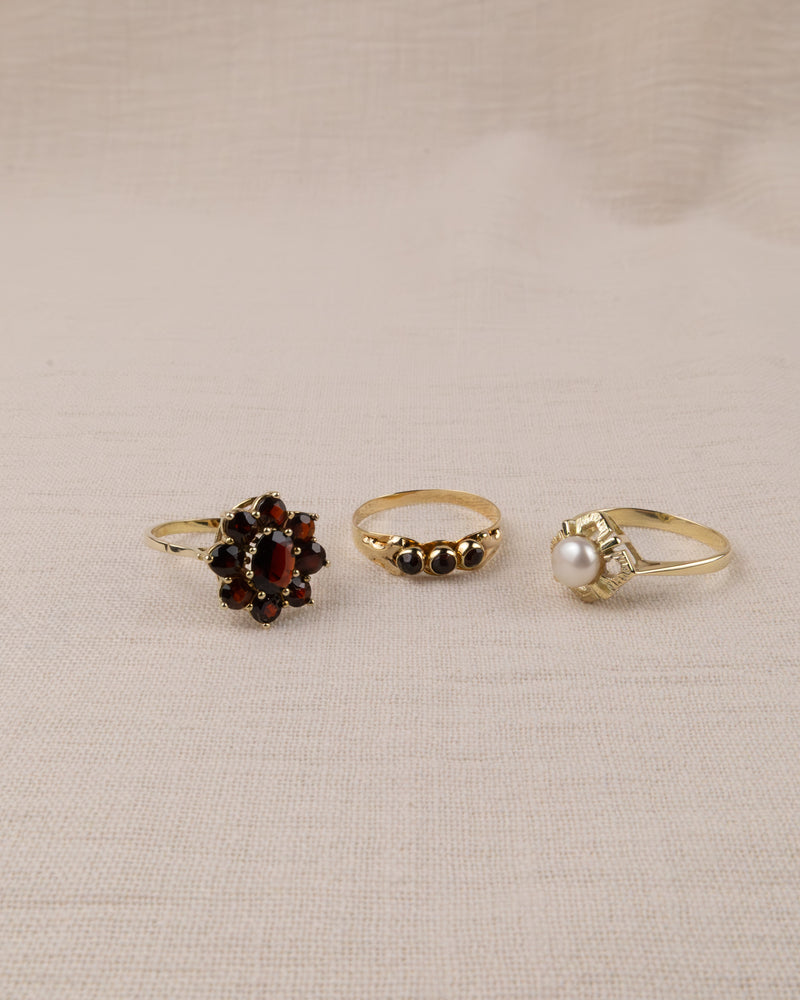 8K FLOWER GOLD GARNET RING