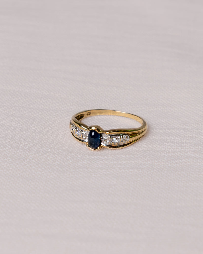8K yellow gold and sapphire ring