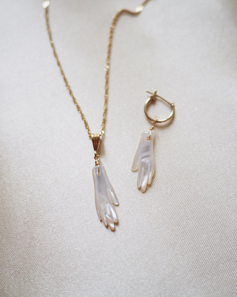 GOLD NECKLACE CHARM PEARL HAND