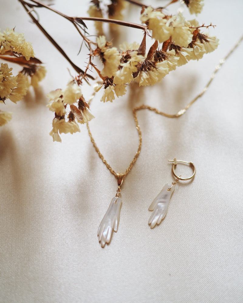 GOLD NECKLACE CHARM PEARL HAND