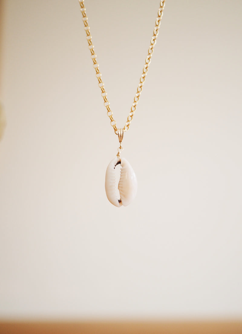 GOLD NECKLACE CHARM COWRIE